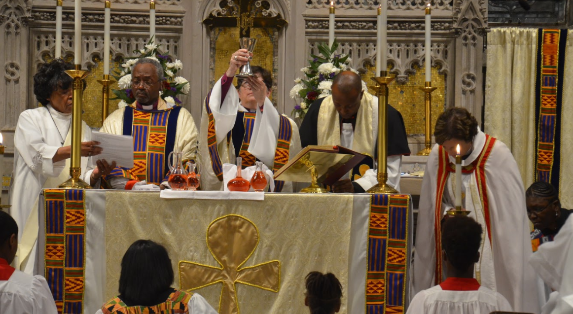 Elizabeth Eaton and Michael Curry serving at closing worship