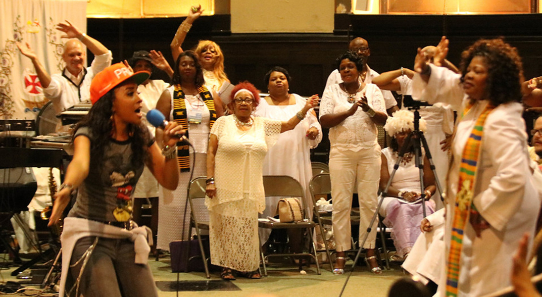 Kelly Glow performing