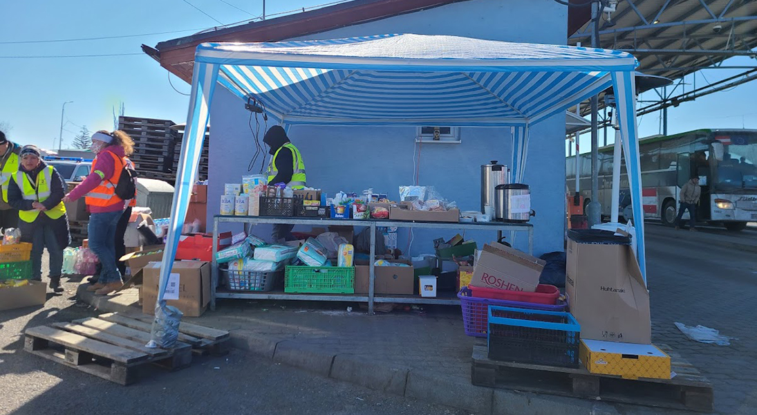 Border-crossing tent