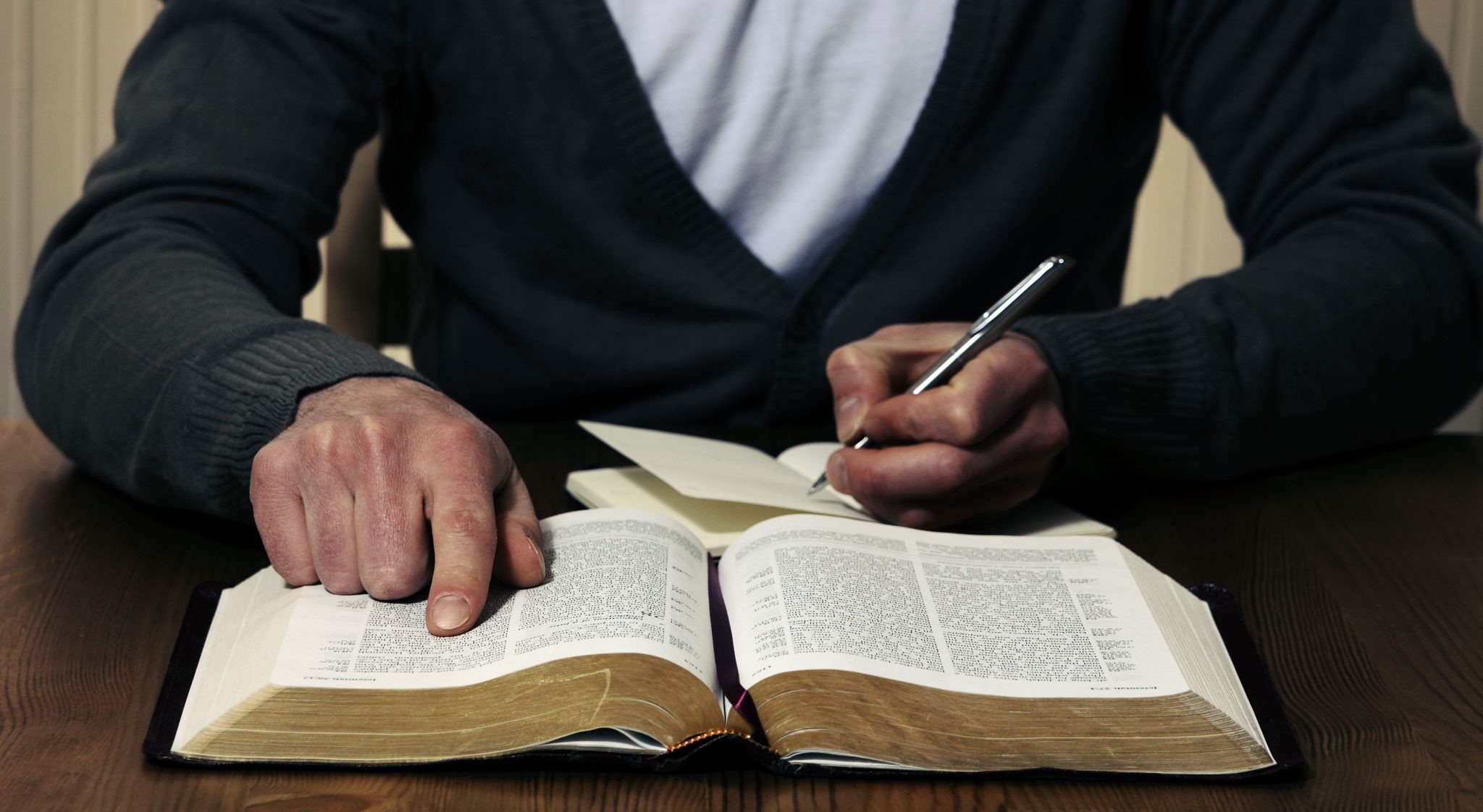 Размышляя над книгой писателю. Лингвистическая экспертиза. Чтение Библии. Человек с Библией. Человек изучает Библию.